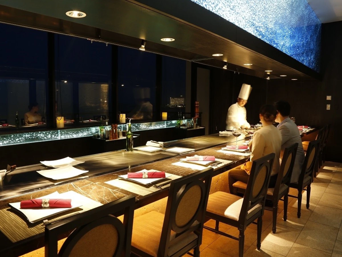 【オーシャンビューの非日常空間×記念日ディナー】五感を刺激する極上の美食体験★鉄板焼きディナー全7品＋乾杯用ドリンク＆メッセージを添えたアニバーサリーホールケーキ★ホテルモントレ沖縄スパ＆リゾートの写真 3