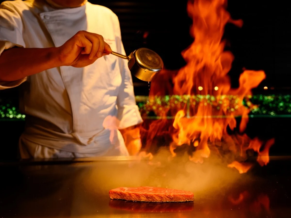 五感で楽しむ極上の鉄板焼きディナー | 【オーシャンビュー×プロポーズプラン】鉄板焼きディナー全7品+フリーフロードリンク+バラの花束&ケーキorメッセージプレート付き★ホテルモントレ沖縄スパ&リゾートで叶える感動のプロポーズ
