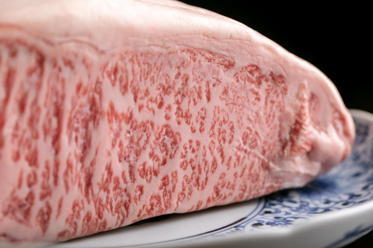 肉職人の目利きが光る極上の近江牛を贅沢に | 【4~10名/個室確約★結納・顔合わせプラン】職人目利きの近江牛を堪能する贅沢ランチ★鉄板焼き+選べるすき焼きorしゃぶしゃぶ全7品★大津の老舗で祝う両家の門出