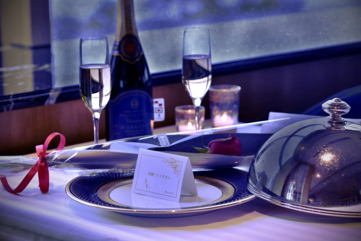 本格フレンチフルコース＆スペシャルデザート | 【ダーズンローズ＆夜景 プロポーズプラン】フレンチフルコースディナー＋サプライズ演出＋メッセージカード★ホテル内ダイニングより横浜港の景色を一望★