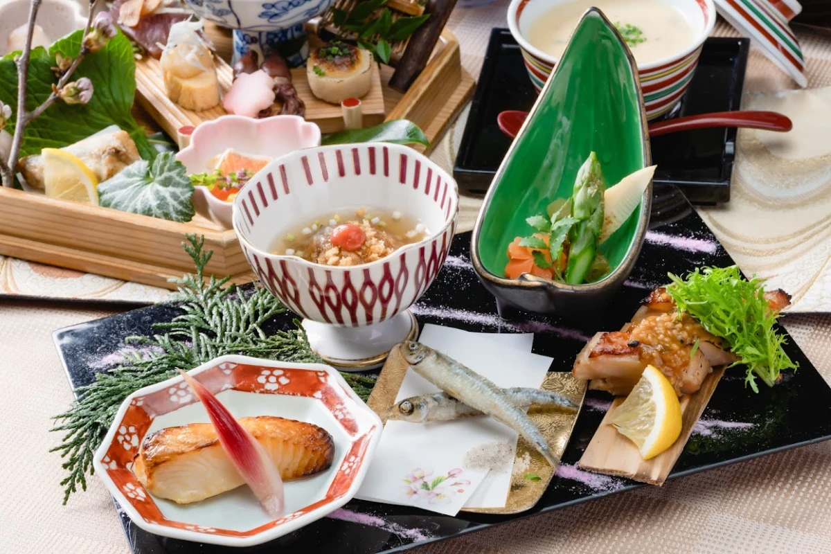 伝統×革新の技巧が光る懐石料理 | 【個室利用可/4名~20名★お食い初めプラン】腕利き料理長が手がけるお食い初め膳+大人の方向け懐石料理+乾杯ドリンク★横浜の景色を満喫できる空間でお子様の成長をお祝い★