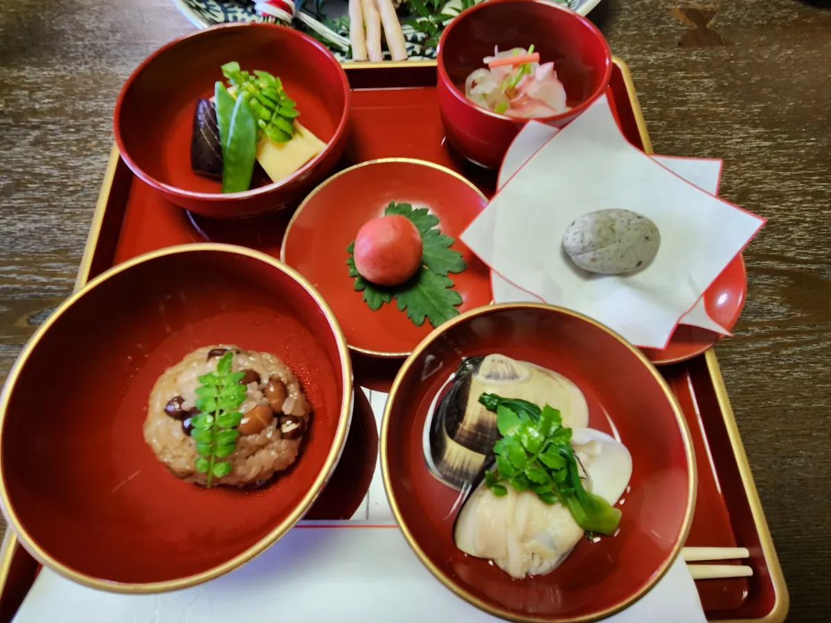 尾頭付き鯛とお食い初め膳