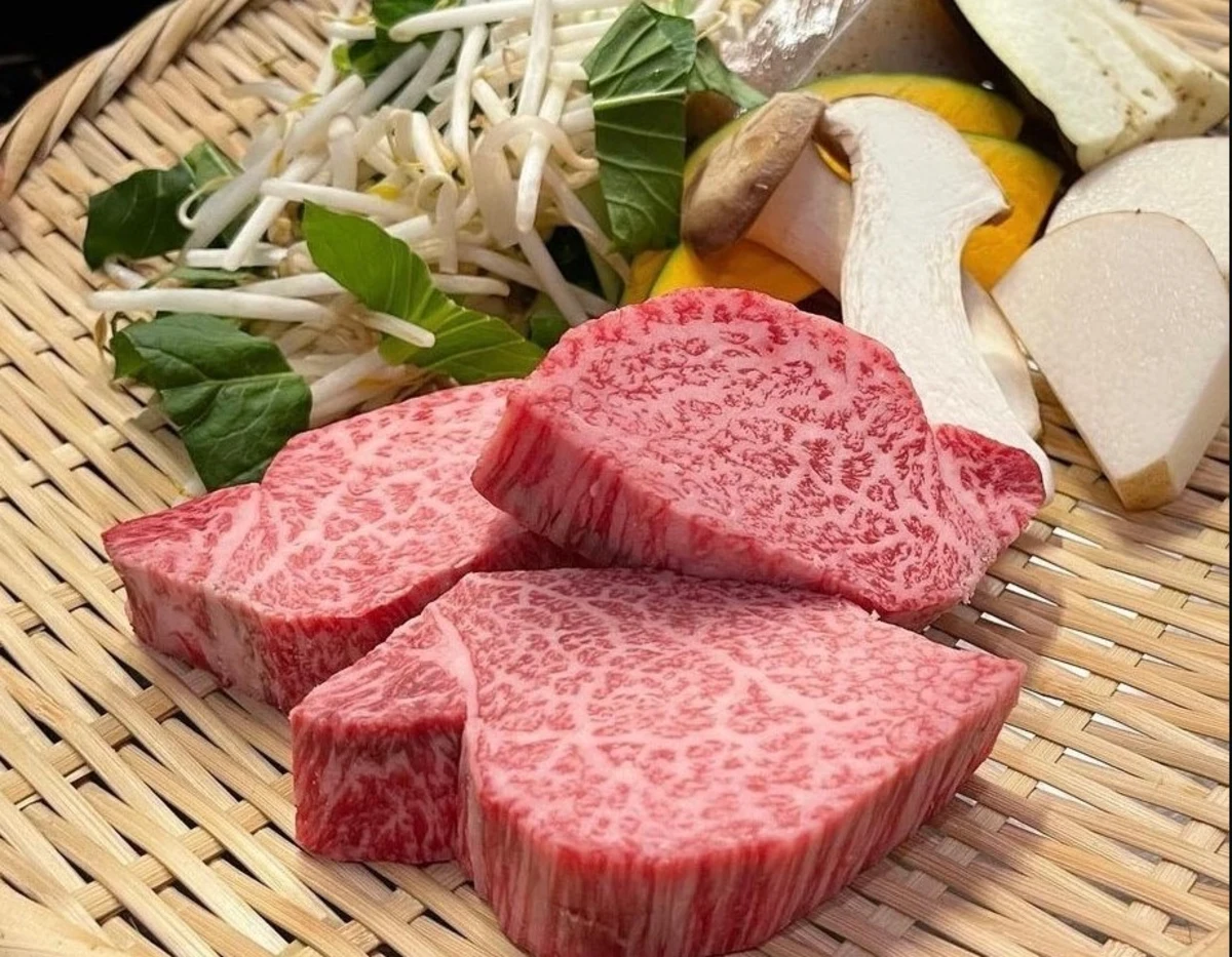 【最大8名★入籍・婚約お祝いディナープラン】伊勢海老、蝦夷アワビ、A5黒毛和牛含む全11品＋乾杯スパークリング＋メッセージ付きプレート＋鉄板前カウンター席確約★天神橋の贅沢鉄板焼きを五感で楽しむ特別な夜 3