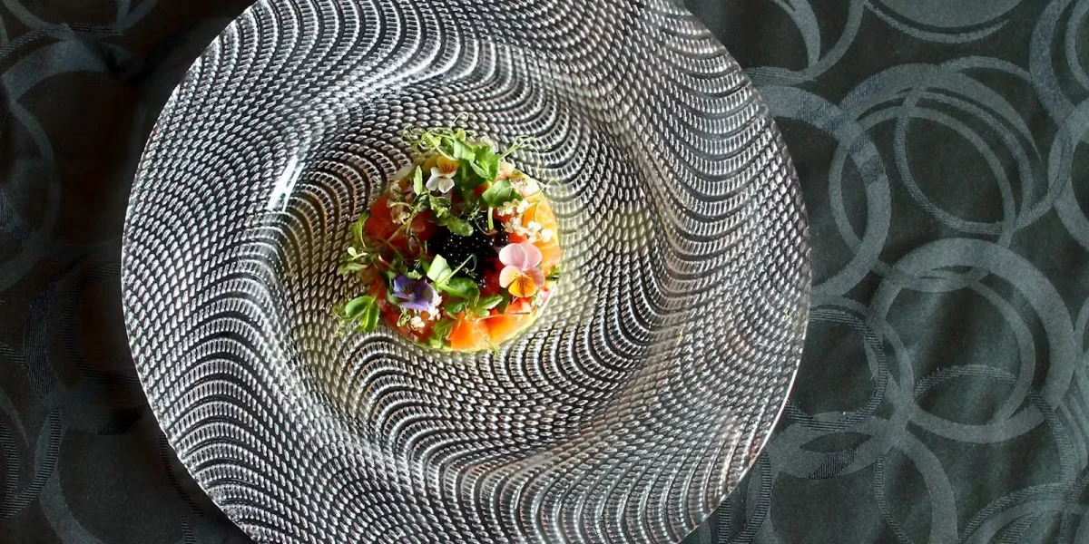 フレンチの枠を超えた洋食のフルコース全5品 | 【個室確約 プロポーズプラン】憧れの赤絨毯の大階段でプリンセスプロポーズ! アラスカ特製フレンチディナーコース全5品+デザートプレート★思い出に残る1日を♪プロポーズプランナーがプロデュース!★