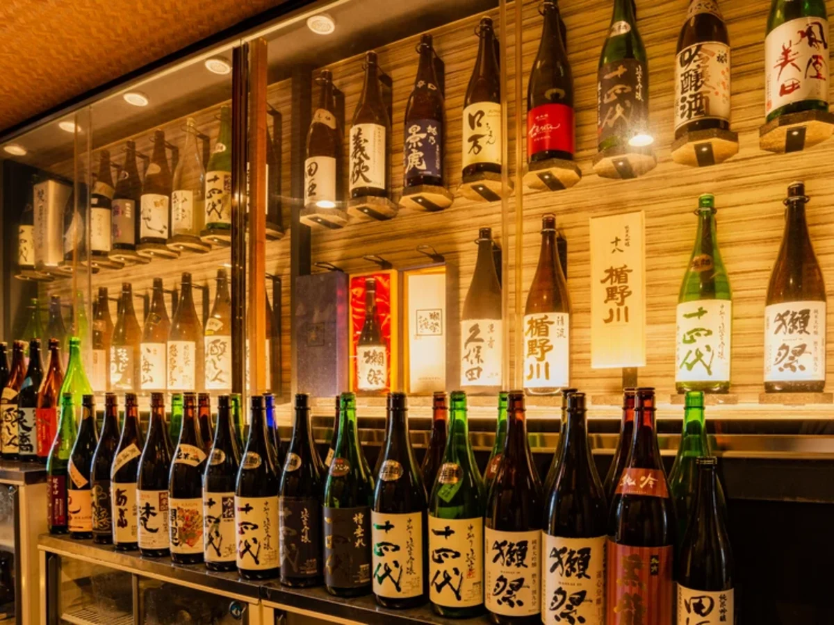 何度通っても飽きない種類豊富な日本酒 | アニバーサリーディナープラン★九州の逸品を味わう贅沢串含む全9品+２時間飲み放題+メッセージプレート付き★