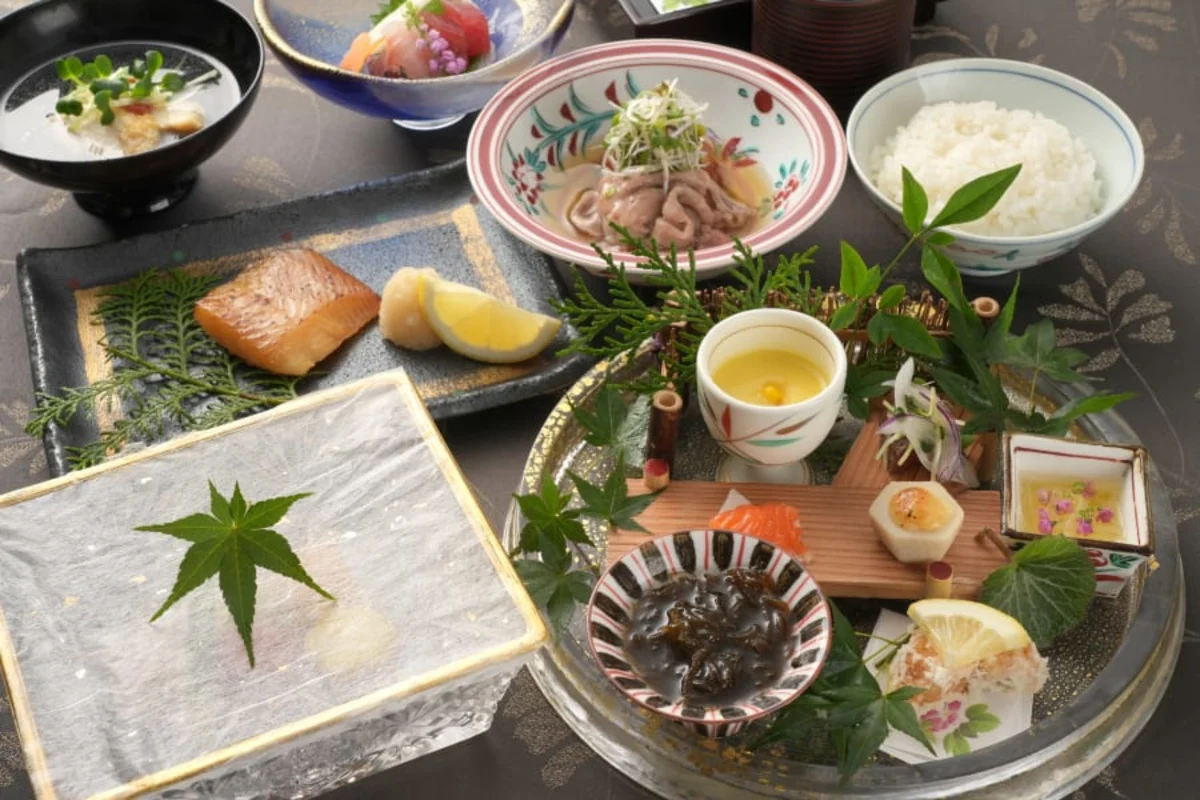 乾杯酒スパークリングワインとともに楽しむ美食の数々 | 【年間500組以上の成功実績のある星のなる木の個室確約 Anny限定プロポーズプラン】季節を感じられる懐石コース+アニバーサリーケーキ+乾杯スパークリング★季節の花束&ワインボトルお土産付★横浜の景色を眺めながら記憶に残るプロポーズを