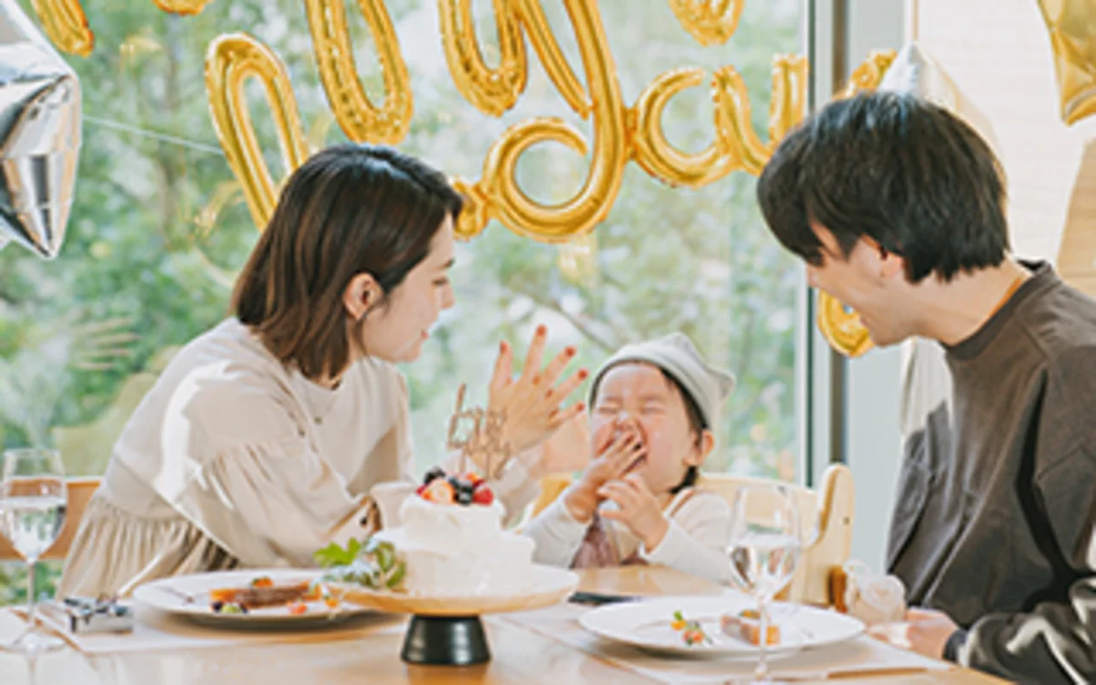 【大人2名様用コース＆お子様1名用食事セット】乾杯ドリンク＋バルーン装飾＋手形アート付き 1