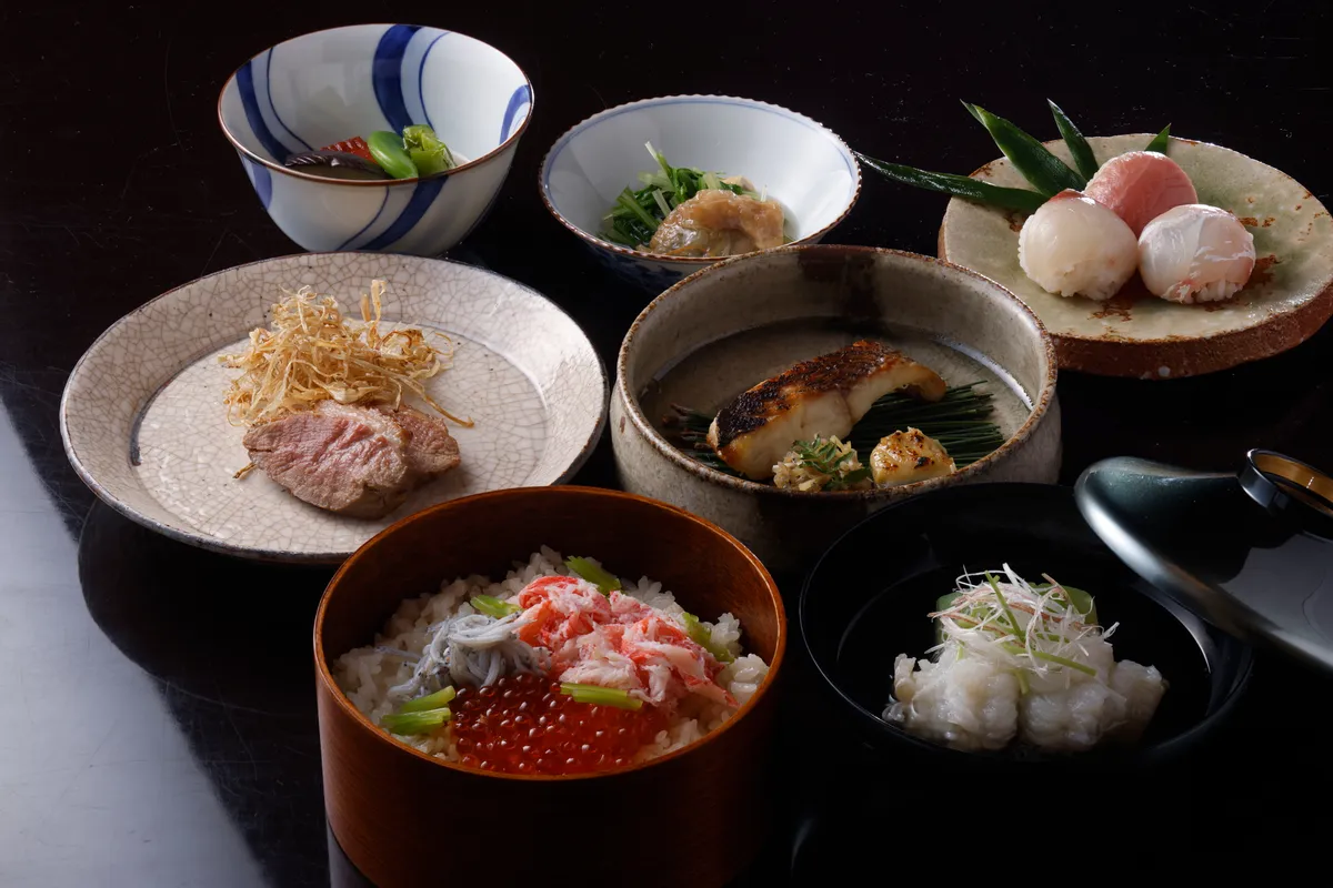 星付き料理長が手がける京料理で祝うご縁の日 | 【4名～8名様×お座敷個室貸切★結納・お顔合わせランチ】ミシュラン星付き料理長の京料理と厳選日本酒を含むフリードリンクを堪能する昼宴プラン★祇園白川の京町屋で門出を祝う