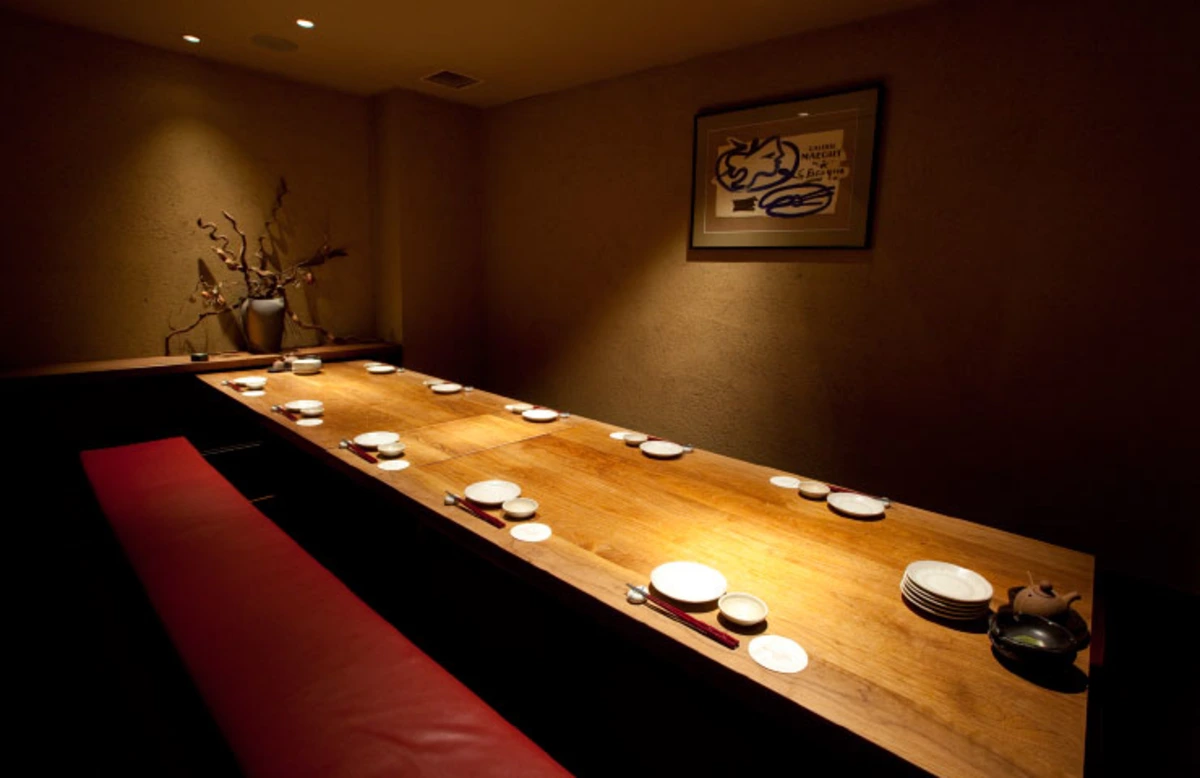 ご家族でのお祝いに最適な完全個室へご案内 | 【個室確約 ホテルお食い初めディナープラン】お子様のハレの日を祝う贅沢会席「極」コース全9品+お食い初め膳★飲み放題追加可