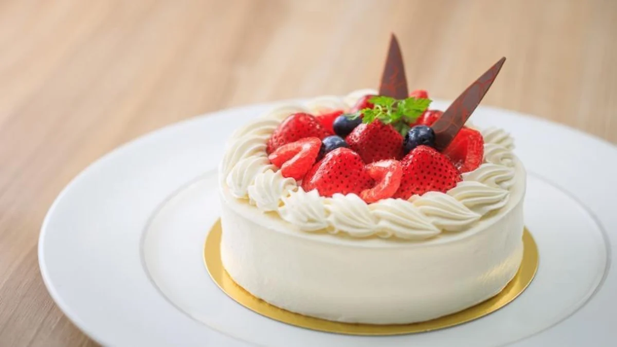 記念日ディナーにぴったりな特典★メッセージを添えたホールケーキでサプライズ | 【窓側席確約★ガーデンを望む非日常空間×記念日ディナー】季節の恵みを味わう洋食ディナーコース＋乾杯ドリンク＋メッセージを添えたホールケーキ★大磯プリンスホテル1階