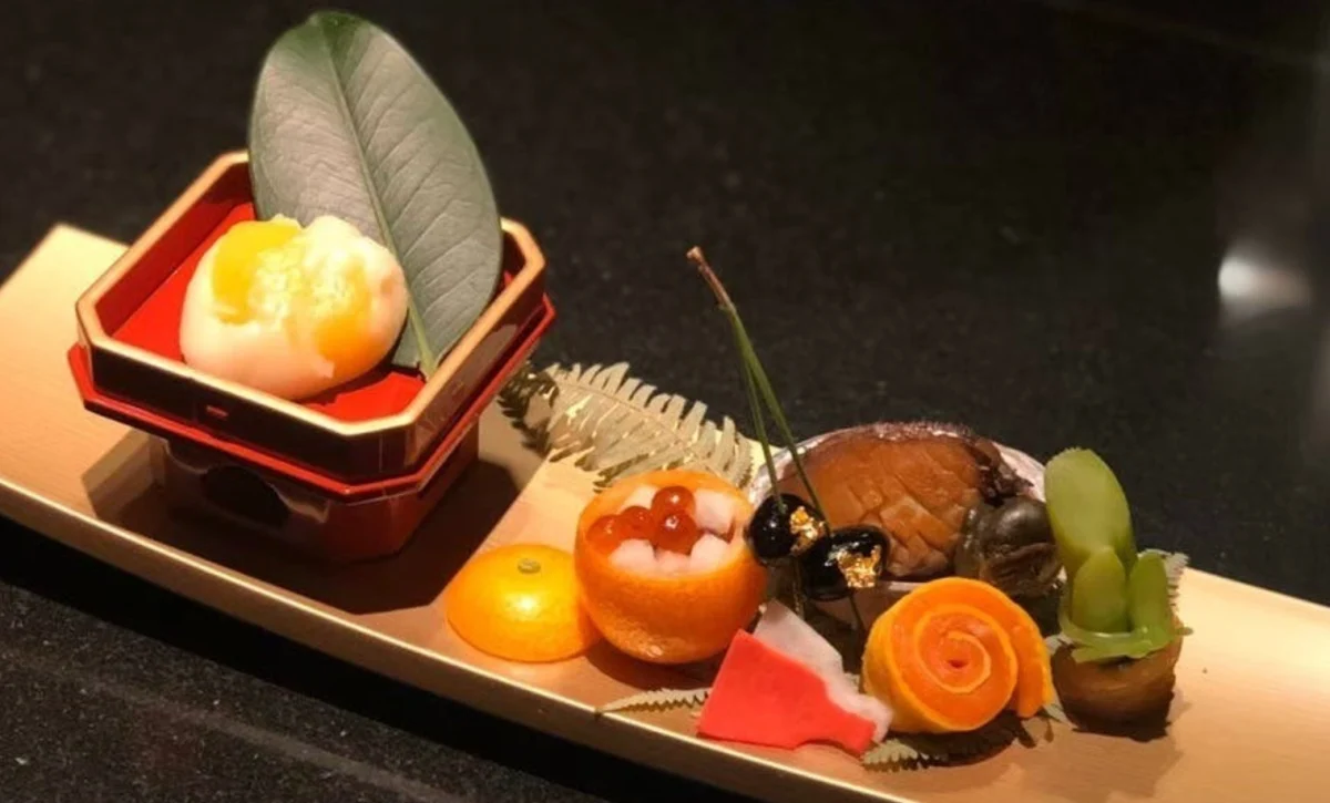 お祝いを彩る、華やかな八寸とメッセージ付きプレート | 【最大10名×半個室席◆お祝いコース】創業100年超の技×秘伝のタレが織りなす至高の天ぷらディナー+1ドリンク&メッセージ付きプレート★飯田橋駅より徒歩2分