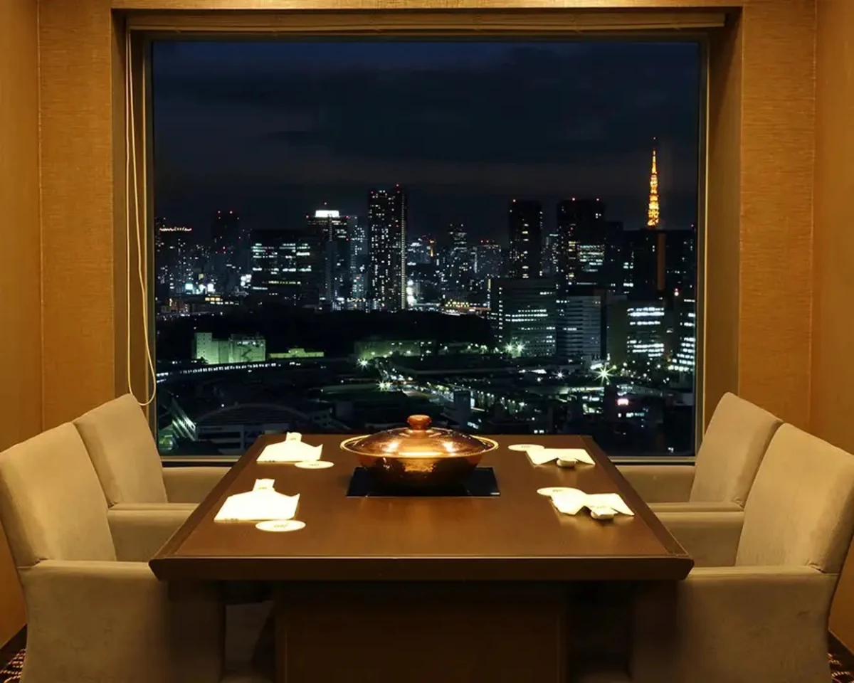 非日常感あふれる天空の上質空間 | 【個室確約×プロポーズディナープラン】すき焼き鍋or国産牛ステーキが選べる全7品会席+ウェルカムドリンク+メッセージ付きデザートプレート★東京ベイエリアの絶景をバックに一生に一度のプロポーズ