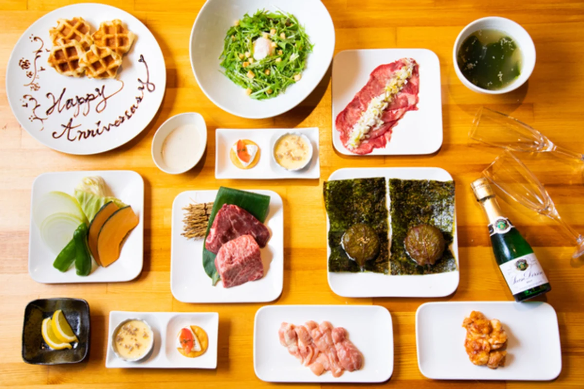 記念日にふさわしい、溶岩焼きで味わう贅沢焼肉フルコース | 【平日限定/個室選択可 アニバーサリープラン 】2種の焼肉プレートを含むコース+メッセージ付きデザートプレート+乾杯用ワイン★広島の溶岩プレートで楽しむ本格焼肉で大切な方との贅沢ディナー