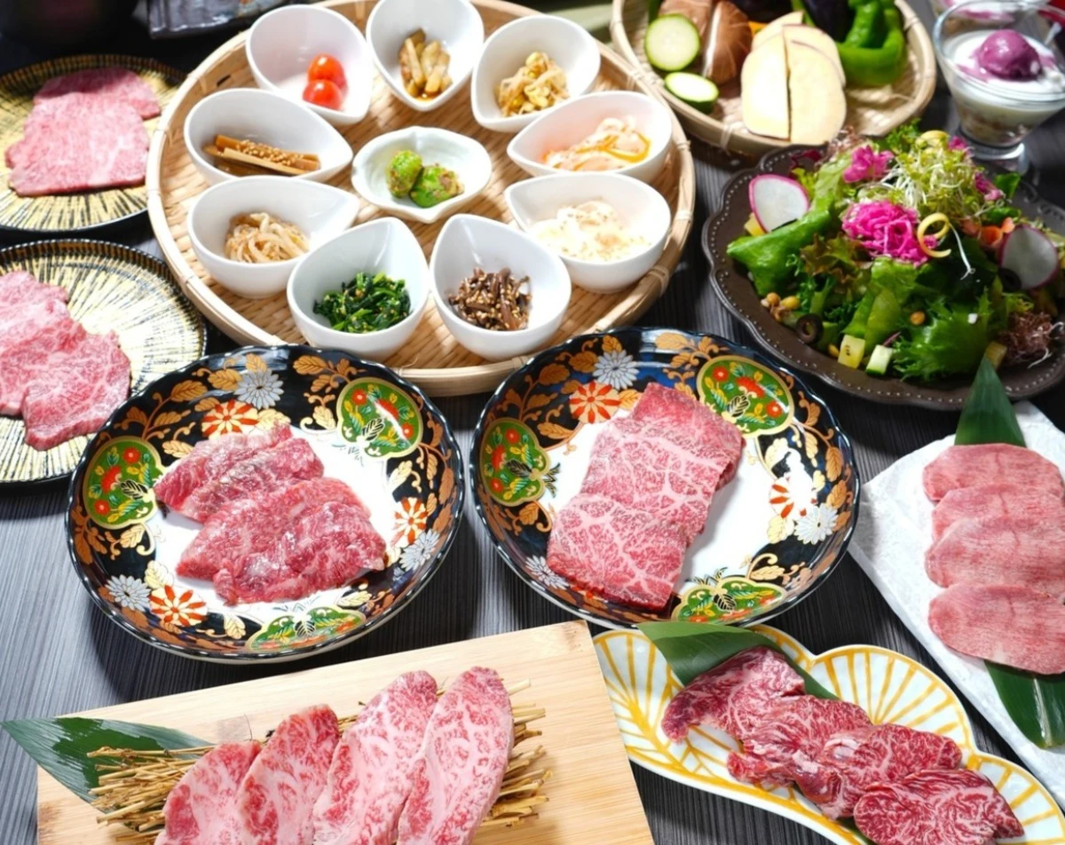薬膳とA5和牛が彩る健康志向のお祝いディナー | 【個室×最大10名×大人数のお祝いディナー】味ノ輪の特選赤身肉コース / 厚切りヒレ肉など当店厳選の赤身肉を堪能できる全18品★飲み放題付きコース有★船橋駅徒歩2分のムーディーな空間でお祝い