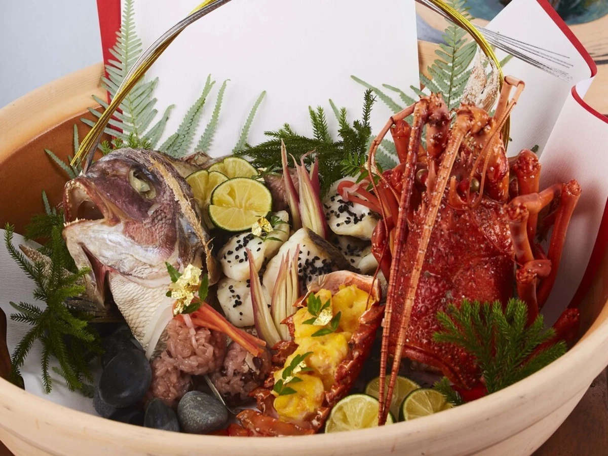 四季折々の新鮮食材を中心に使用したお祝い会席 | 【最大12名様 / 気品に満ちた個室確約★ご結納・ご両家お顔合わせプラン】心華やぐ美食のひととき〜季節の恵みを味わうお祝い会席★洗練された和個室で新たな絆を育む〜ホテルモントレ京都・烏丸御池駅徒歩2分