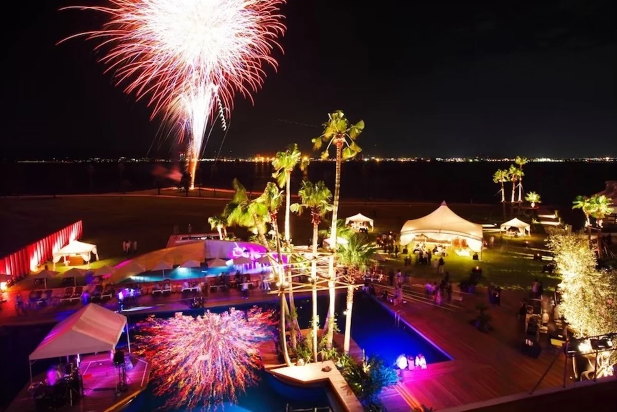 夜空を彩る70発の打ち上げ花火で、感動のプロポーズを | 【Anny限定/花火プロポーズプラン】サプライズの打ち上げ花火で感動のプロポーズ＊こだわりイタリアン＋乾杯酒＋メッセージケーキ＋専任プロポーズプランナーによる徹底サポート付き＊リゾートホテルで花火とともに一生の思い出に残るプロポーズを