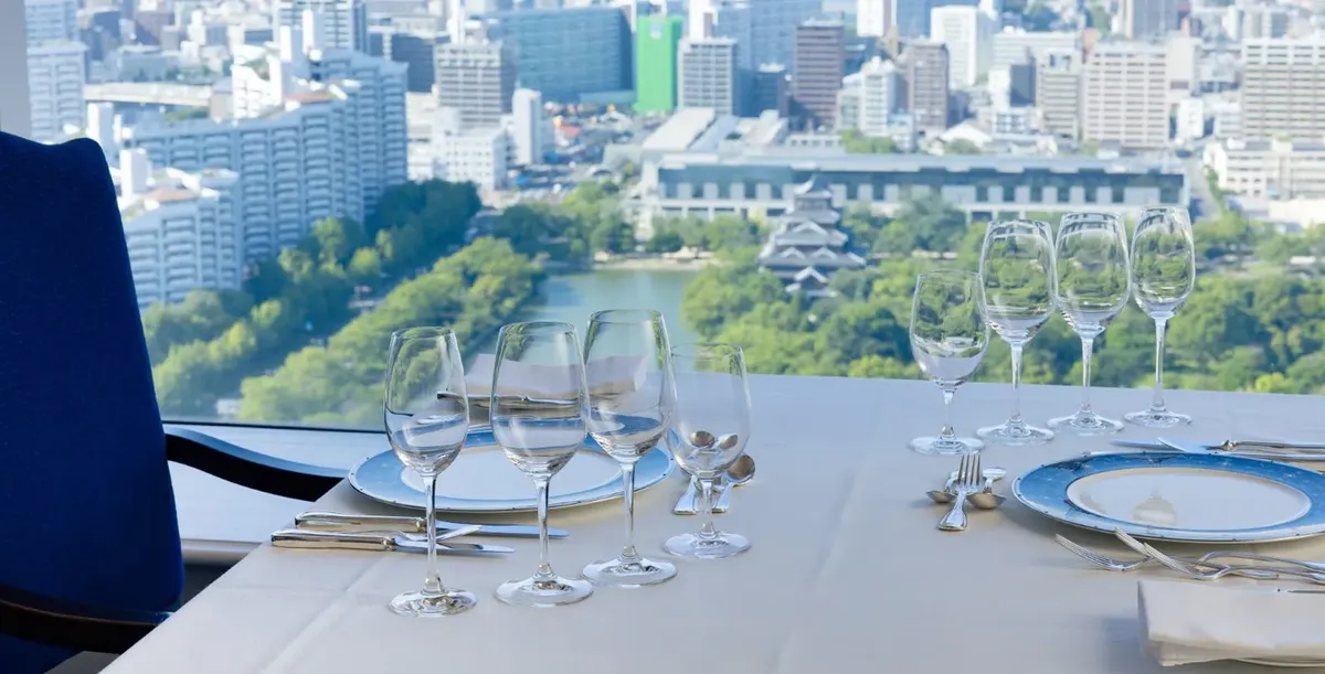 特別なひとときに寄り添う美しい眺望×ホテルレストランならではのおもてなし | 【地上33階★天空の美食空間×アニバーサリーランチプラン】本格モダンフレンチコース+乾杯ドリンク+メッセージ付プレート〜リーガロイヤルホテル広島