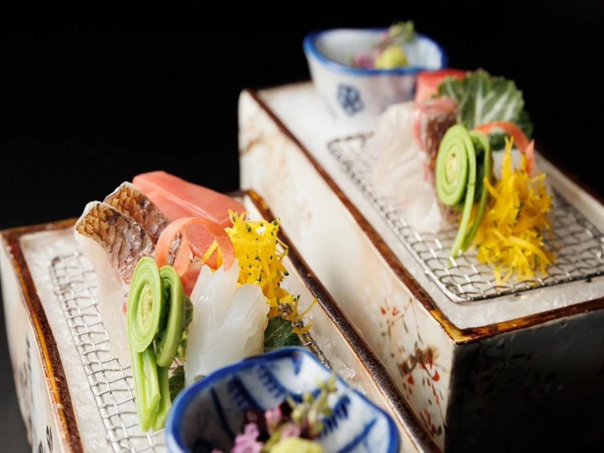 お祝いの席を華やかに彩る美食体験〜素材の魅力を贅沢に堪能★匠の技光る逸品に舌鼓 | 【5〜22名様 / 個室確約★ご長寿お祝いプラン】ちゃんちゃんこ貸出無料&花束付★季節の恵みを味わうお祝い会席全8品+フリードリンク〜人生の節目を彩る祝宴★JR大阪駅徒歩3分・ホテルモントレ大阪