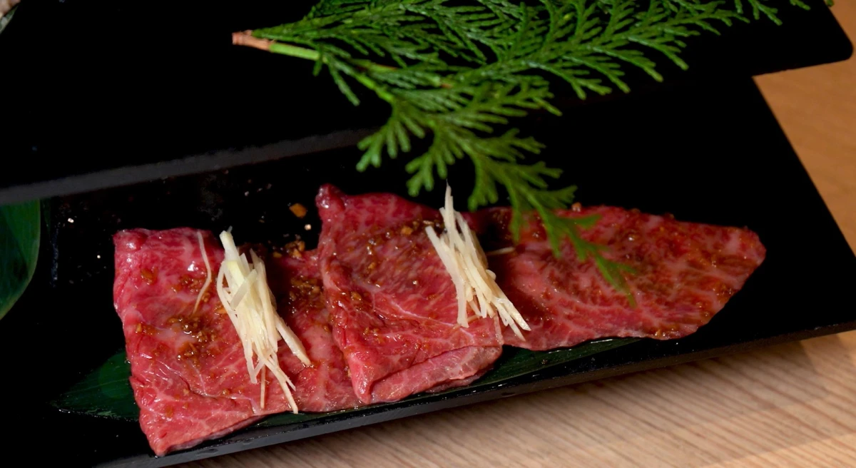 【個室確約】★ランチ・焼肉三昧コース★A5黒毛和牛焼肉や赤身握りなどを含む全8品+BGM&花火付きメッセージプレート+メッセージカード付き★乾杯スパークリングワイン付きコース選択可★アニバーサリーや長寿祝いなどにお勧め!恵比寿の落ち着いた個室焼肉店で心地よいお祝いの時間の写真 3