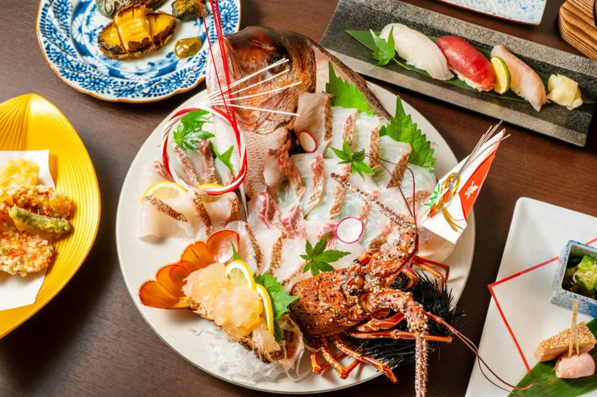 飲み放題付きで楽しむ、九州の旬を味わう華やかなコース | 【〜16名様｜結納・顔合わせランチ】個室確約★市場直送の鮮魚・寿司や天ぷらを楽しむ祝会席全9品★和牛や伊勢海老など選べる3コース＋飲み放題★博多駅徒歩1分のホテル内レストラン