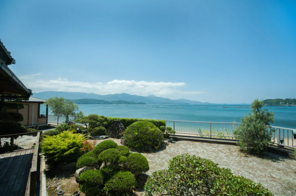 玄界灘を望む、糸島の絶景ロケーション | 【最大10名様 / 個室確約★結納・お顔合わせランチプラン】糸島産の旬食材を贅沢に使用した祝宴コース+選択可!飲み放題付き★玄界灘の美しい景色と季節の恵みで、ご両家の佳きご縁をお祝い★