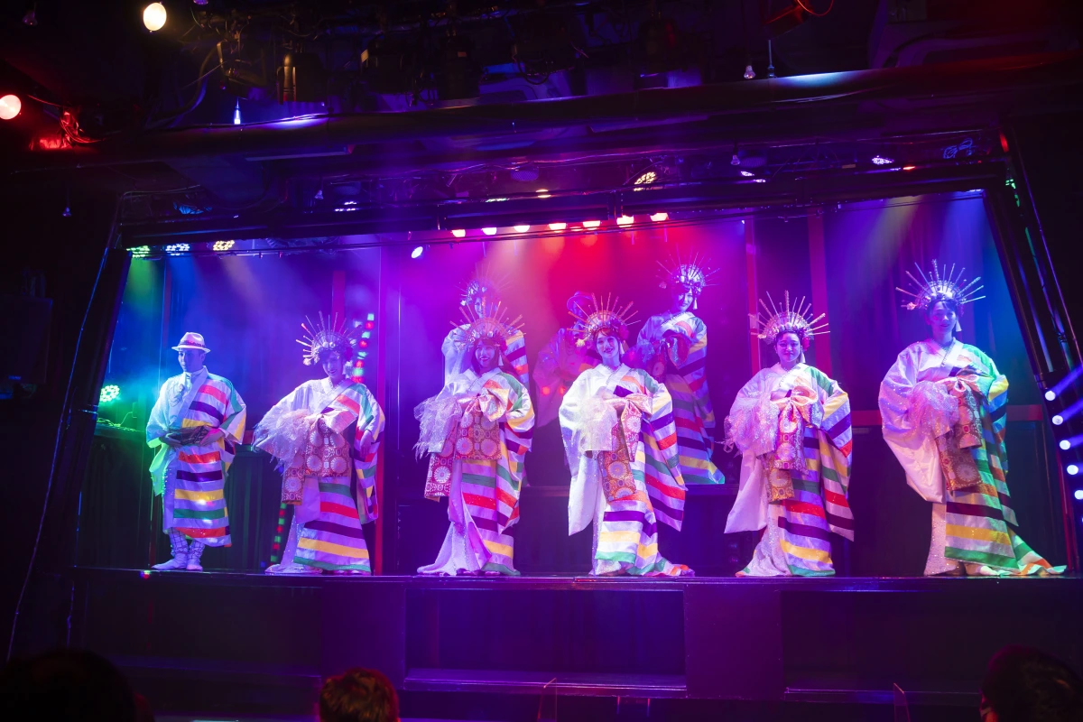 【最大15名の貸切忘年会お祝いプラン】レストランショーを貸し切りして、豪華な祝宴で大人数の忘年会お祝いを!お食事お重2段+シャンパン1本+フリードリンク+メッセージ付きデザートプレート+オリジナルミニショー+本編ショータイム+ダンサーと記念撮影付き★新橋駅から徒歩4分★の写真 4