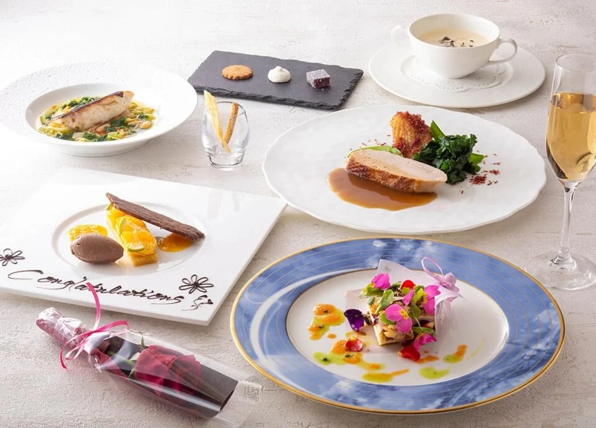 【圧巻の眺望★窓側席確約×アニバーサリーランチ】季節の厳選食材や京食材を堪能〜フランス料理コース全6品+乾杯スパークリングワイン+メッセージプレート+バラの花一輪+記念写真〜日本唯一の回転展望レストラン★リーガロイヤルホテル最上階の写真 2