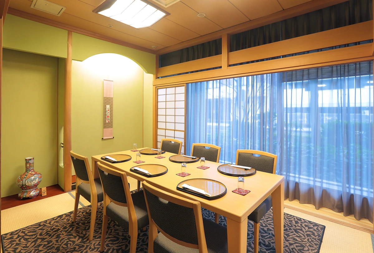 趣あふれる和室をご用意 | 最大18名ご案内可【個室確約 / 結納・顔合わせプラン】慶事を華やかに彩る会席料理全9品+デコレーションケーキ★ホテルグリーンタワー幕張でお二人の未来を祝福★