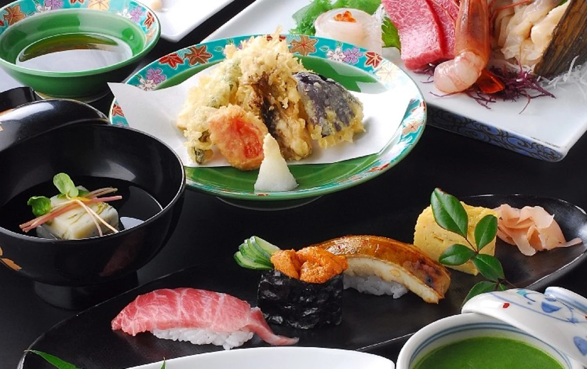 熟練の技と旬を味わう、選べるおまかせの愉しみ | 【最大20名まで×お祝いプラン◆個室選択可】3代続く老舗が贈る×宮城の旬を味わうおまかせ寿司&旬彩コース★昭和の面影とモダンが交差する空間で堪能する贅沢なひととき