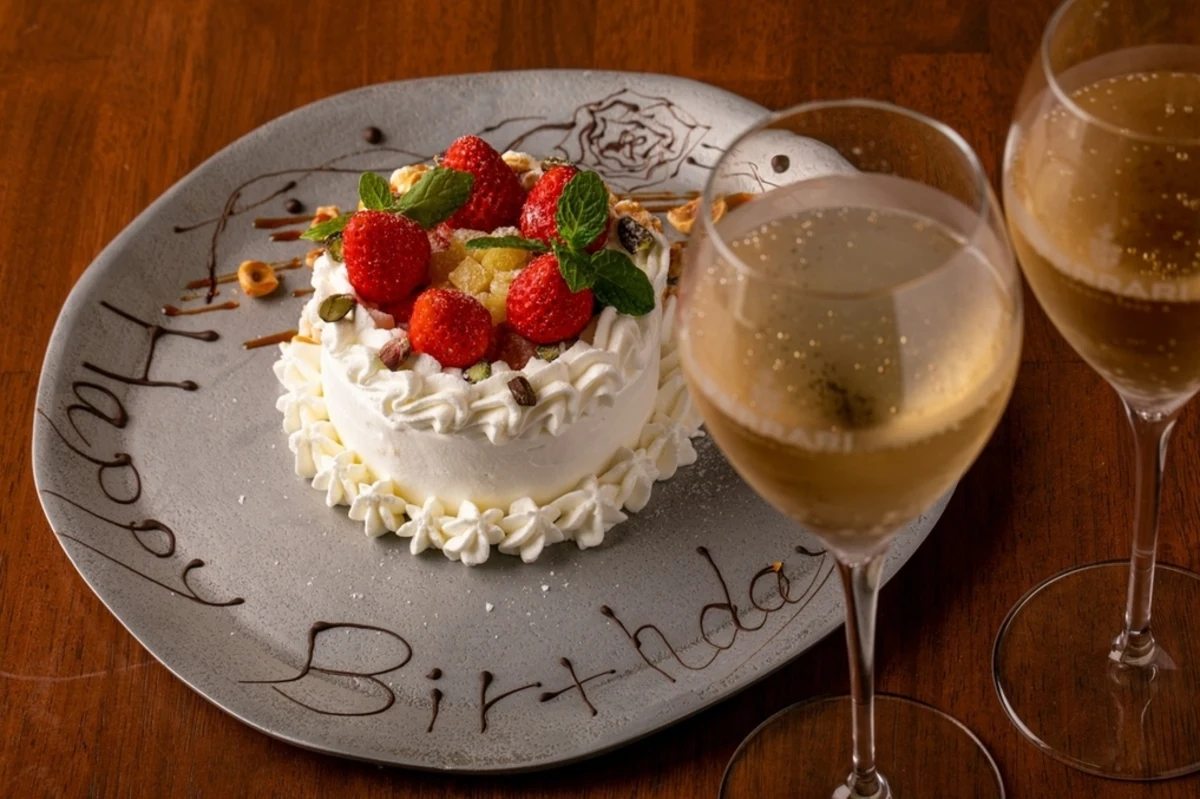 アニバーサリーを彩る記念日プラン【AUGURI(アウグウリ)】 | 【カジュアルに祝う誕生日&記念日！】記念日プラン「AUGURI」全6品★ワンドリンク＋メッセージ付きホールケーキ付き★