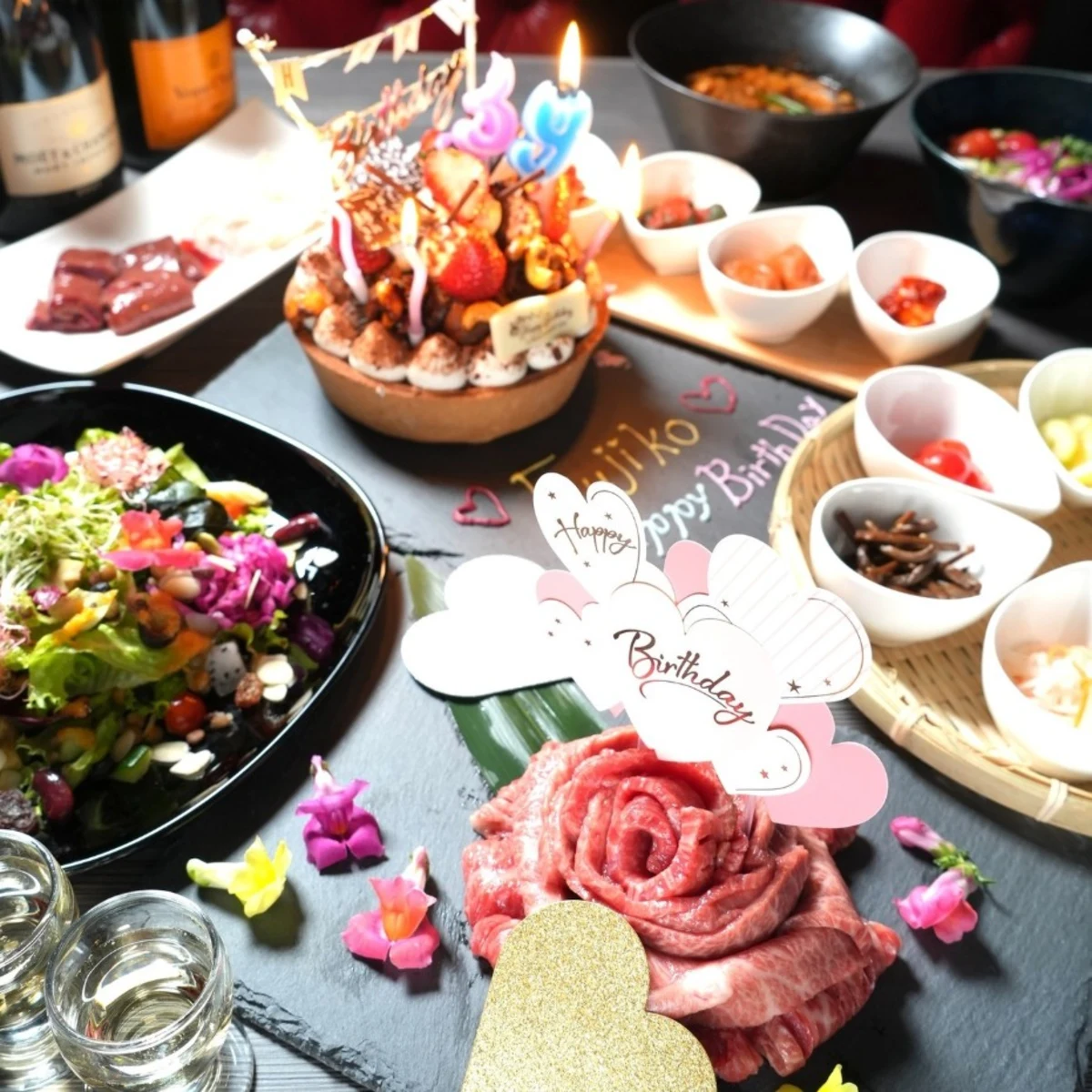 薬膳とA5和牛が彩る健康志向のお祝いディナー | 【個室×最大10名×大人数のお祝いディナー】記念日コース / 3つのサプライズ①山形和牛の花盛り②乾杯スパークリング③ケーキプレートと薬膳香る焼肉コースを堪能する全15品★飲み放題付きコース有★船橋駅徒歩2分のムーディーな空間でお祝い