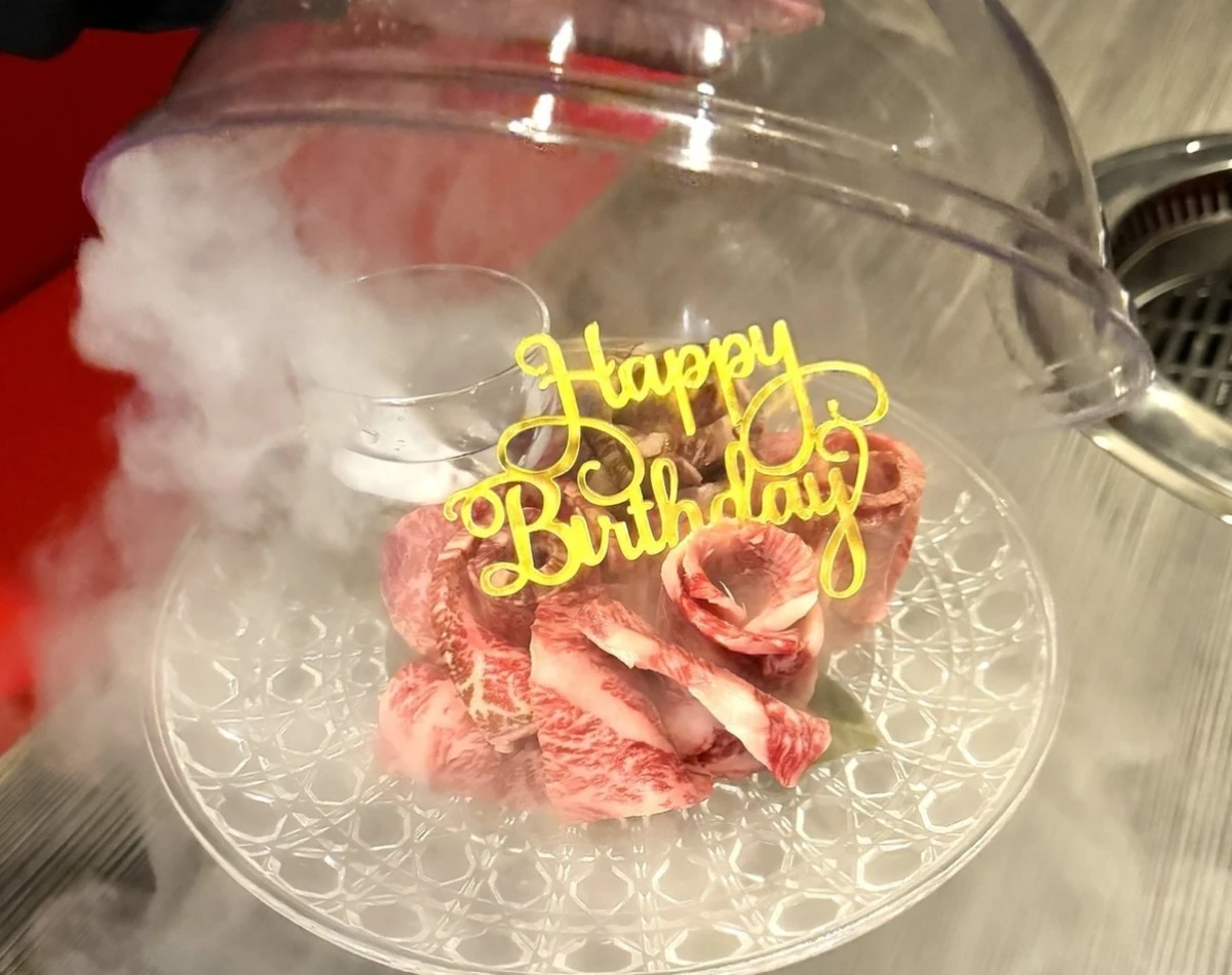 【個室×最大10名×大人数のお祝いディナー】記念日コース / 3つのサプライズ①山形和牛の花盛り②乾杯スパークリング③ケーキプレートと薬膳香る焼肉コースを堪能する全15品★飲み放題付きコース有★船橋駅徒歩2分のムーディーな空間でお祝いの写真 3