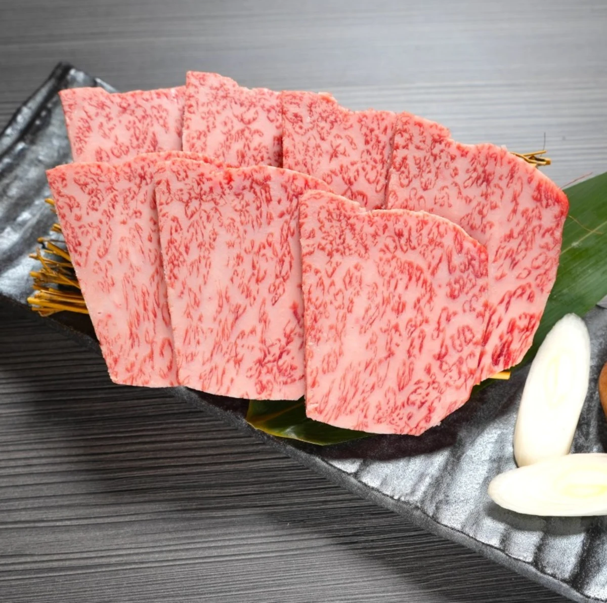 山形雪降り和牛をこれでもかというほど堪能! | 【個室×最大10名×大人数のお祝いディナー】山形雪降り和牛やユッケ、海鮮焼きや特製薬膳サラダを堪能する豪華コース2種★飲み放題付きコース有★船橋駅徒歩2分のムーディーな空間でお祝い