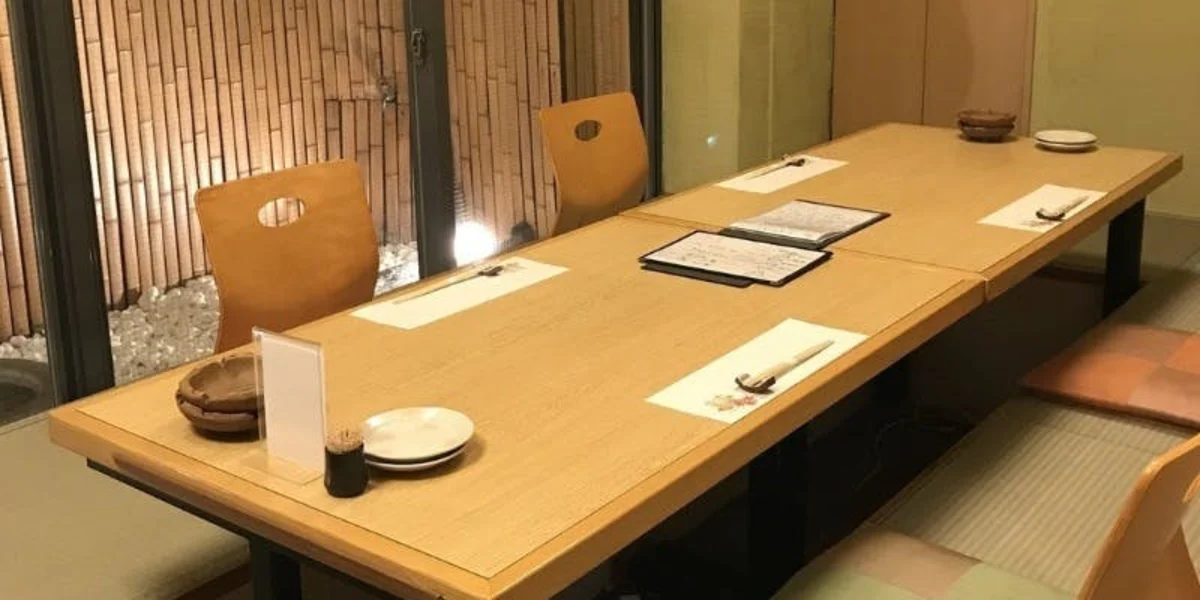 プライベートな空間でゆったり過ごす接待や会食に最適 | 【落ち着いた和空間×接待・会食プラン】厳選鮮魚が織りなす店主おまかせ贅沢割烹ディナーコース★心斎橋で特別なひとときをご堪能