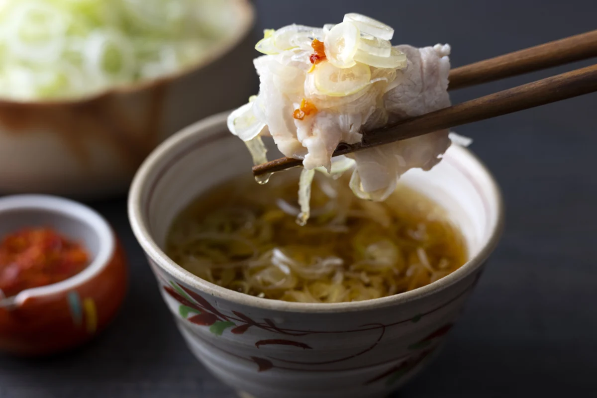 伝統のお出汁でいただく名物の「出汁しゃぶ」 | 【個室または半個室×お食い初めプラン】京都で20年以上愛されてきた出汁しゃぶ会席「百福」＋別途料金でお食い初め膳を用意可能★京都駅から徒歩圏内の好立地★