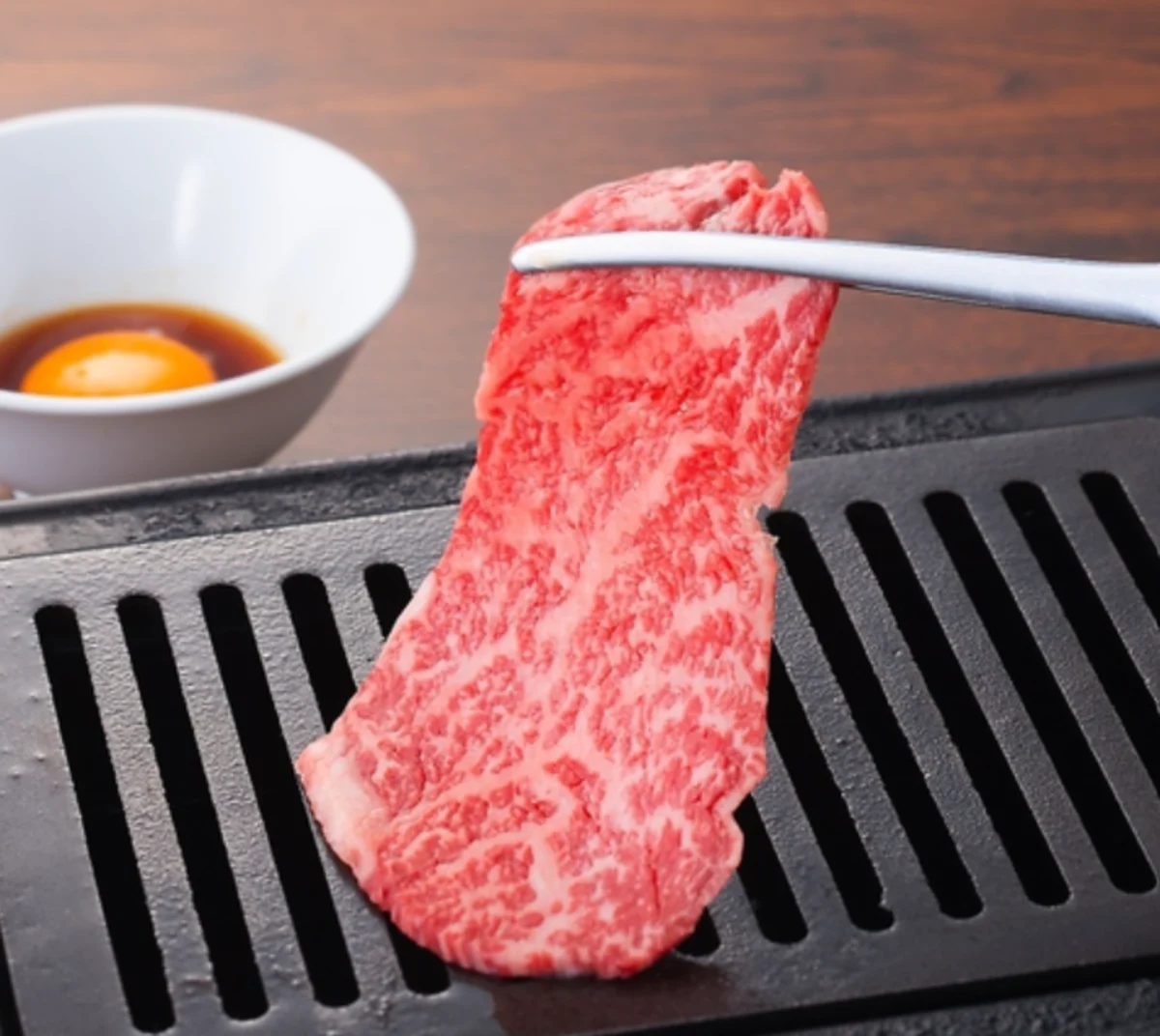 一頭買いの厳選和牛で味わう至福の焼肉体験 | 【VIPルームor窓際席確約×アニバーサリープラン】黒毛和牛の贅沢焼肉コース★乾杯スパークリングor飲み放題選択可×メッセージ付きプレートつき★渋谷の夜景とともに特別な夜を