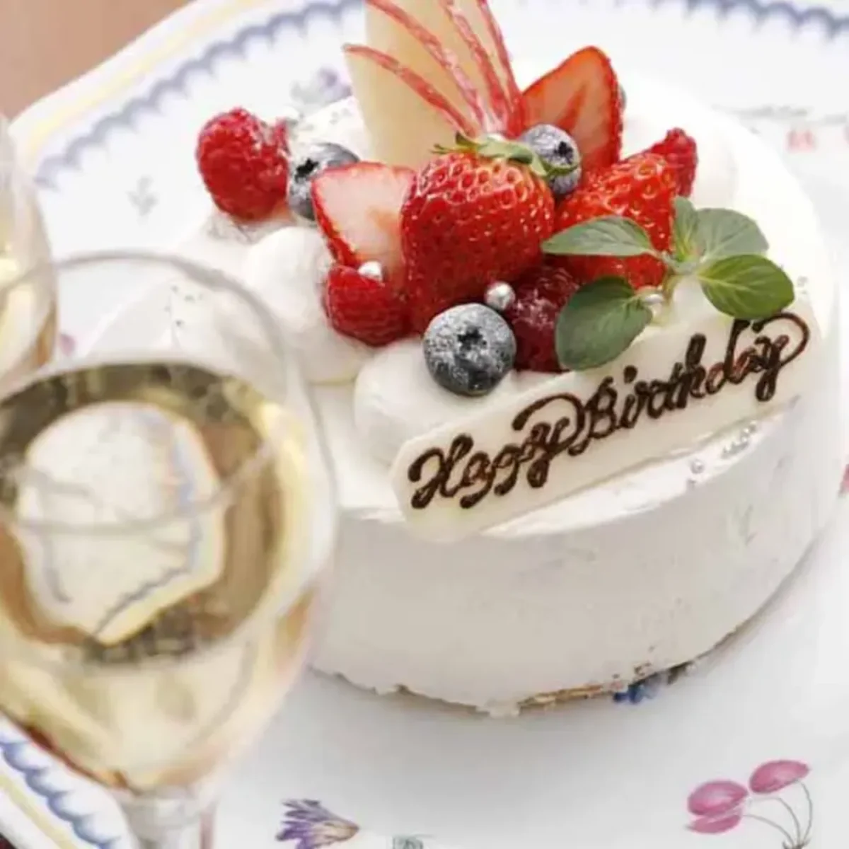 乾杯ドリンク&メッセージ付きホールケーキで華やかにお祝いを | 【カウンター席or個室★長寿祝いディナープラン】選べる鉄板焼きコース全2種+乾杯ドリンク+メッセージ付きホールケーキ★青山の路地裏に佇む名店★