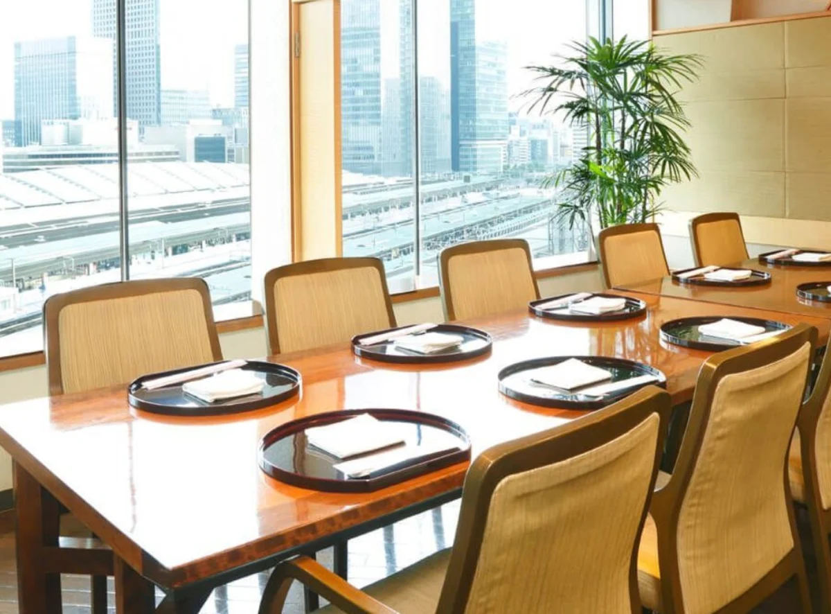 大切な結納・両家顔合わせに最適な個室 | 5～6名様ご案内可【個室確約★結納/お顔合わせプラン】懐石ランチ「寿」コース＋選べる乾杯ドリンク★東京駅直結の好立地！丸の内ホテルで新しい両家の門出を祝福