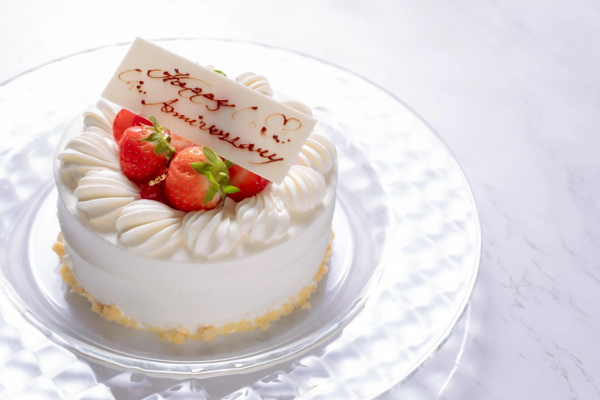 メッセージプレート付き記念日ケーキ