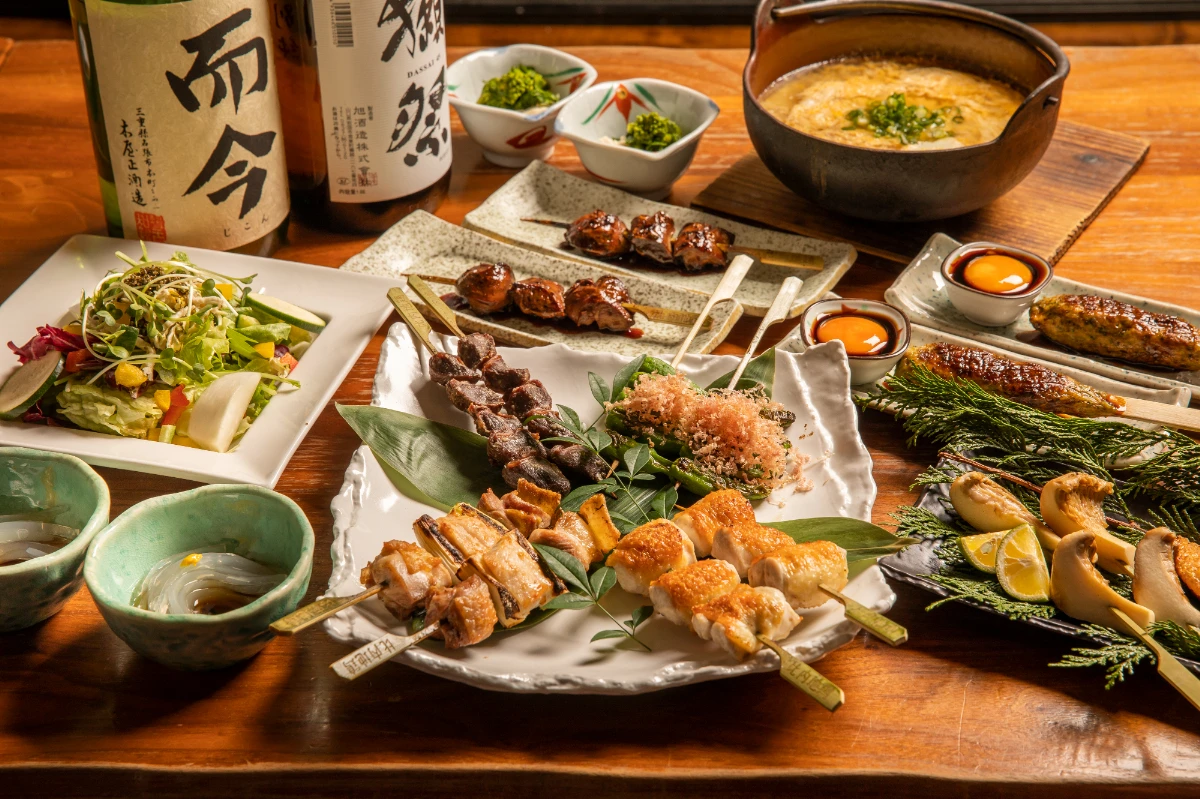 秋田県産の雌だけを選りすぐった比内地鶏を味わうディナーコース | 【Anny限定 アニバーサリープラン】比内地鶏をたっぷり味わう焼き鳥ディナーコース全13品★乾杯ドリンク+お祝いケーキ付★名古屋駅地下直結の焼鳥専門店