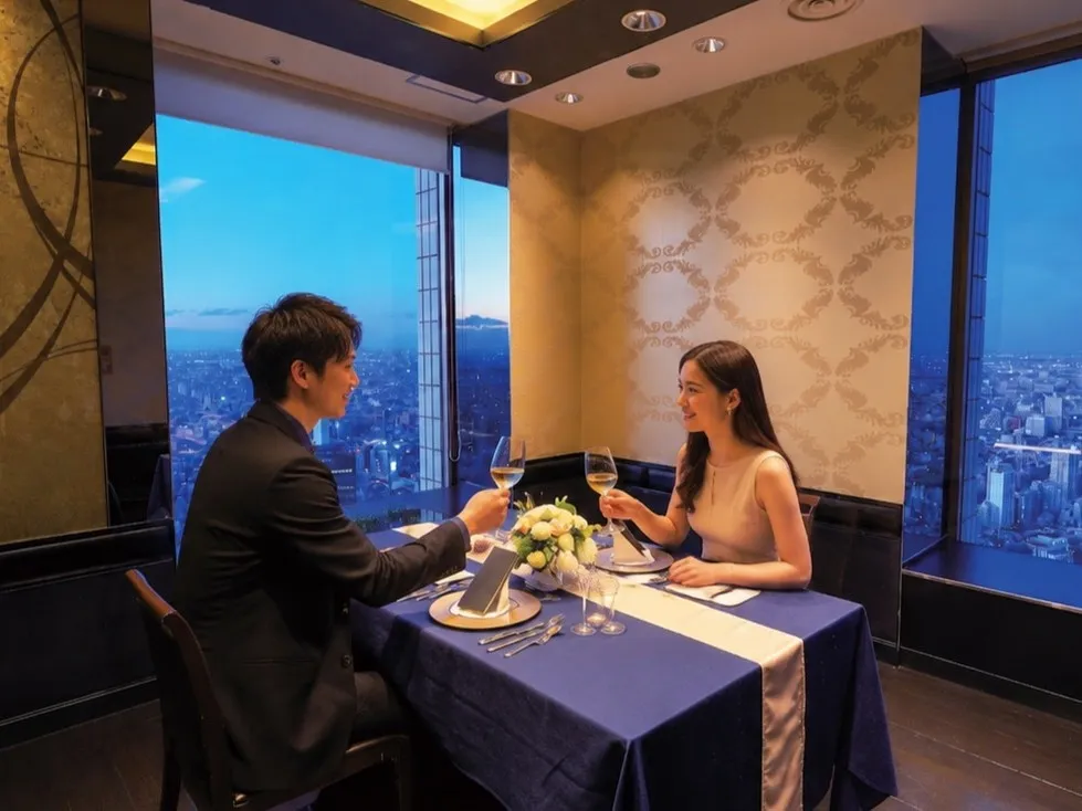 プライベート空間でロマンチックな夜景を独り占め | 【夜景×個室確約 プロポーズプラン】リムジン周遊付き!全10品ディナー★東京タワーをバックに記念撮影+バラの花束+メッセージ付きケーキ+スパークリングワインボトル★年間600組のプロポーズ実績あり!