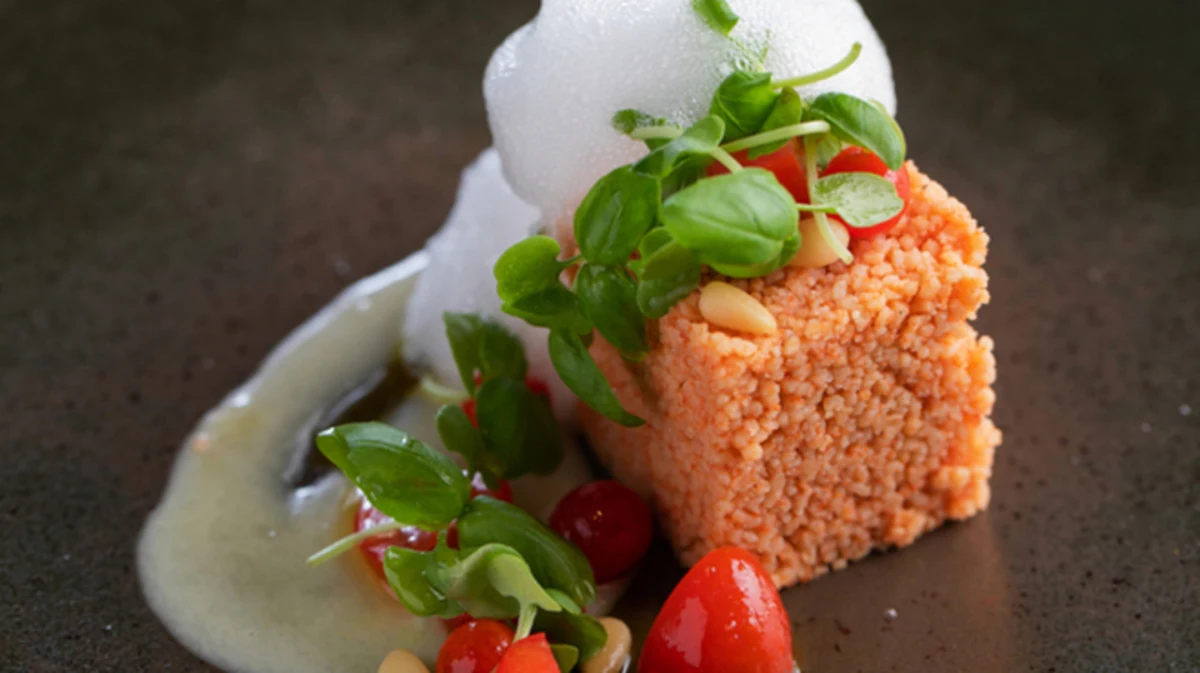 活オマールの釜揚げや糸島豚肩ロースの炭火焼き含むランチコース 3