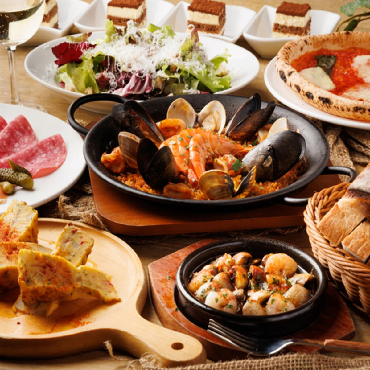 【アニバーサリープラン】魚介のパエリアを含むイタリアンコース全8品＋飲み放題＋メッセージプレート★新橋の大人の隠れ家で楽しむアニバーサリーのひととき★ 1