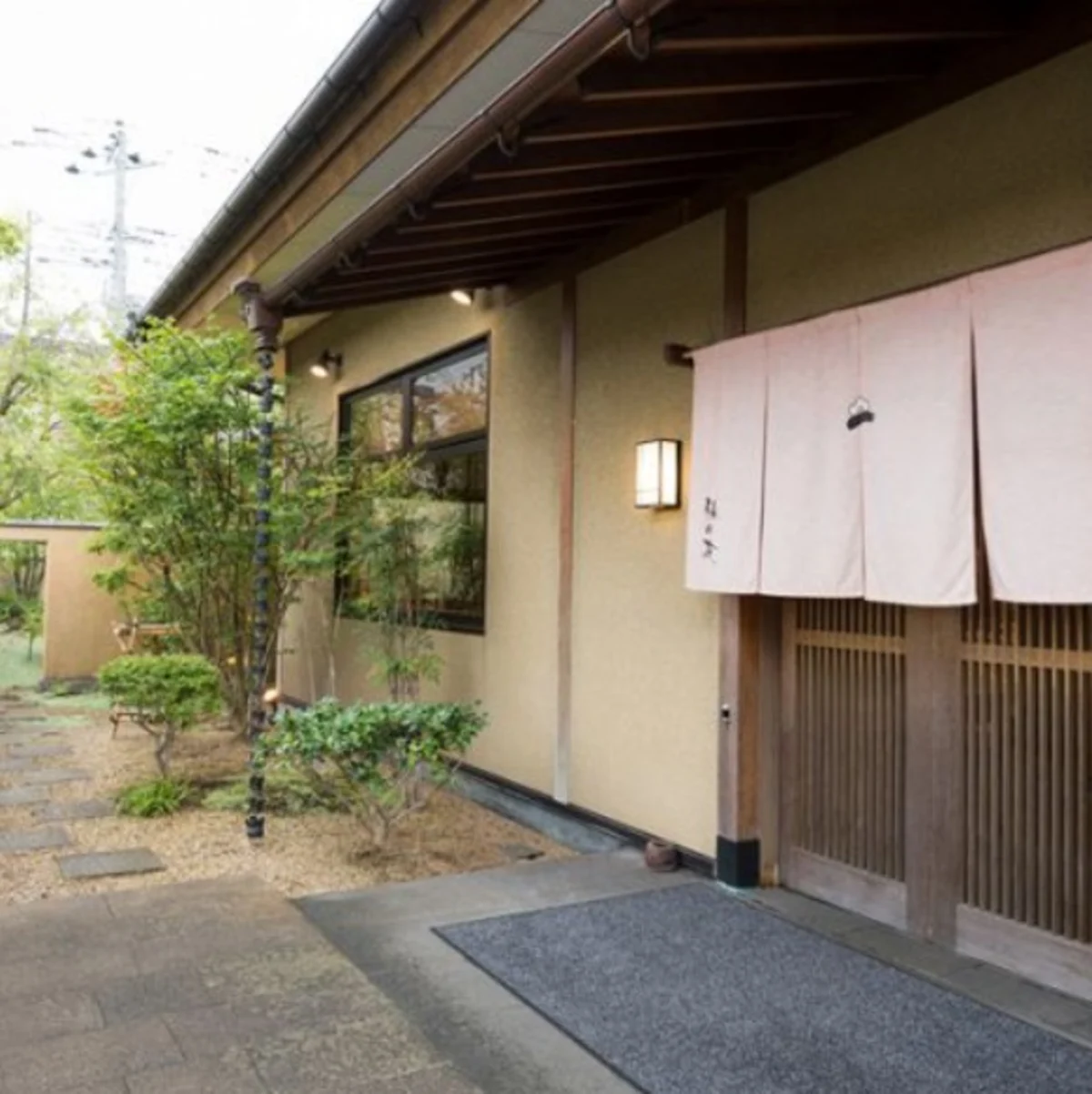 寛ぎの和空間と真心込めたおもてなし | 【最大30名様 個室確約 結納・お顔合わせプラン】季節を感じる湯葉と豆腐のお祝い懐石★シルクのような湯葉を個室で堪能★洗練された和個室で心温まる結納・お顔合わせを★