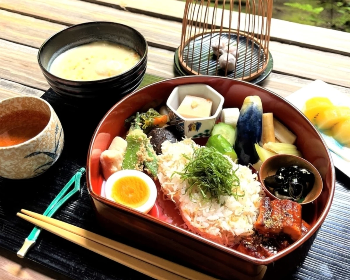 京の味覚を堪能できる伝統弁当 | 【アニバーサリーランチ】旬の京野菜と伝統の味を堪能する伝統弁当＋町屋体験★メッセージ付きケーキ、お茶コース選択可★築140年の西陣町屋で楽しむ心安らぐひとときを