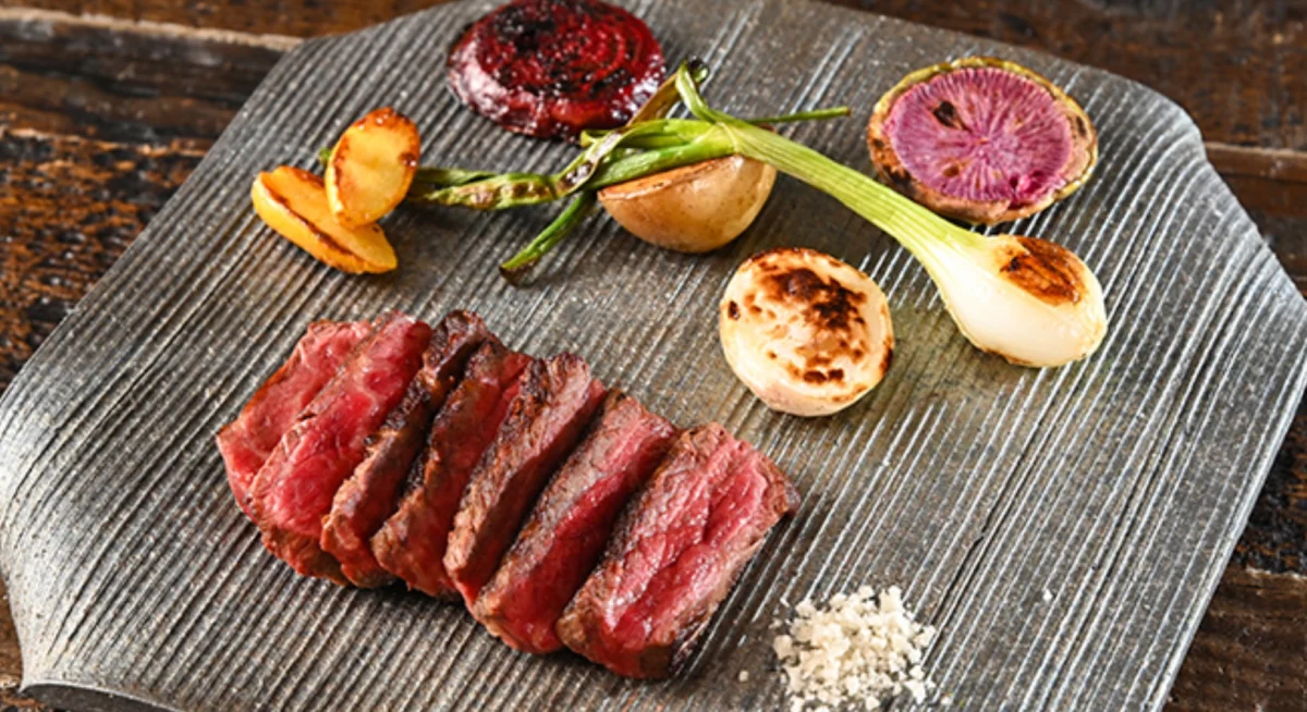お祝いの日にふさわしい上質な鉄板焼きコース | 【最大4名×お祝いプラン】旬の鮮魚と美笑牛赤身を堪能する鉄板焼きランチ★御徒町の温かな空間で絶品料理と美酒を楽しむ