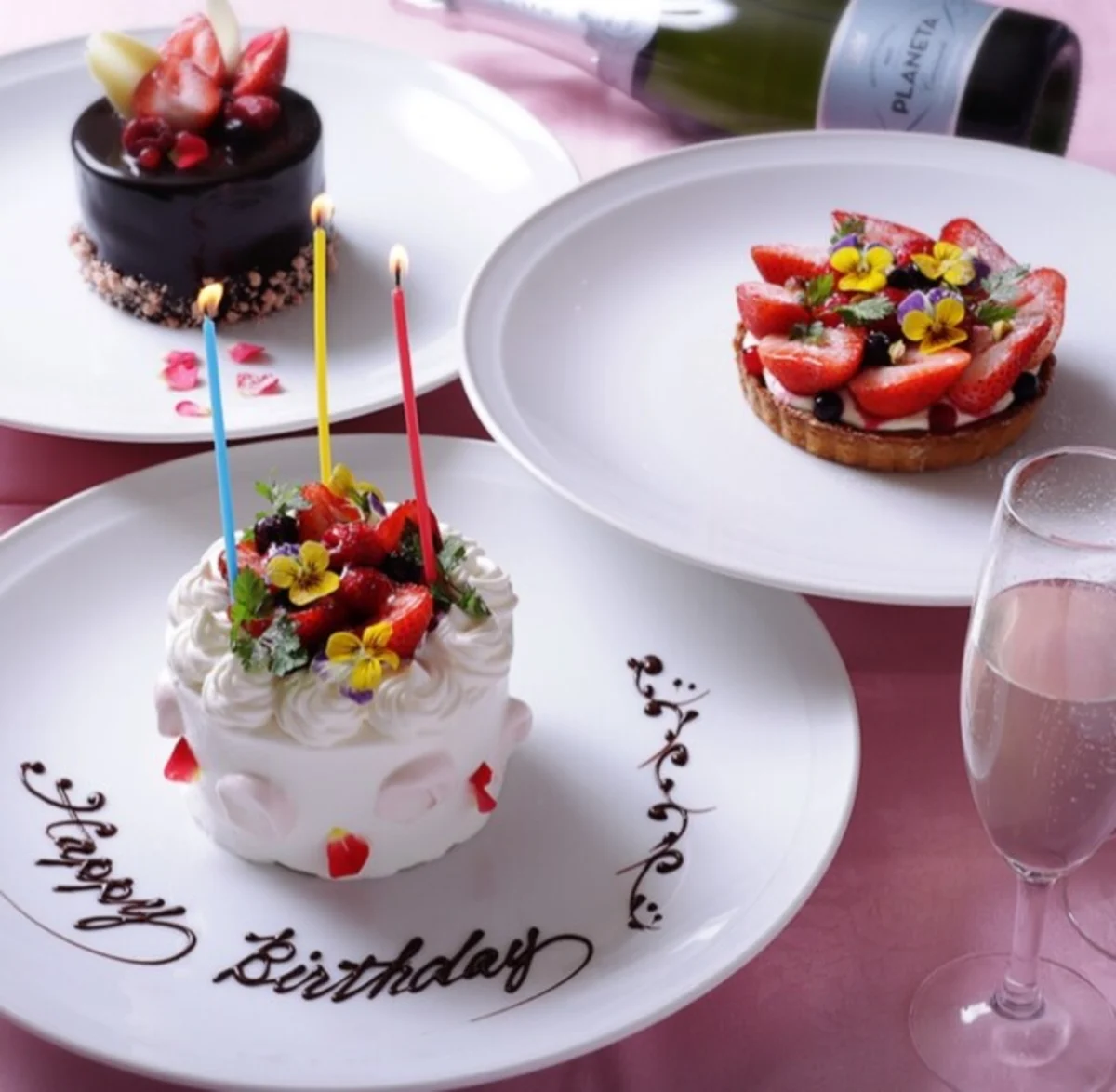 誕生日や記念日に、ホールケーキで心に残るお祝いを | 【アニバーサリーランチ・ディナープラン】伊勢エビスープ&国産牛フィレ肉などの豪華コース★東梅田駅近くの隠れ家イタリアン+ホールケーキで祝う特別なひととき