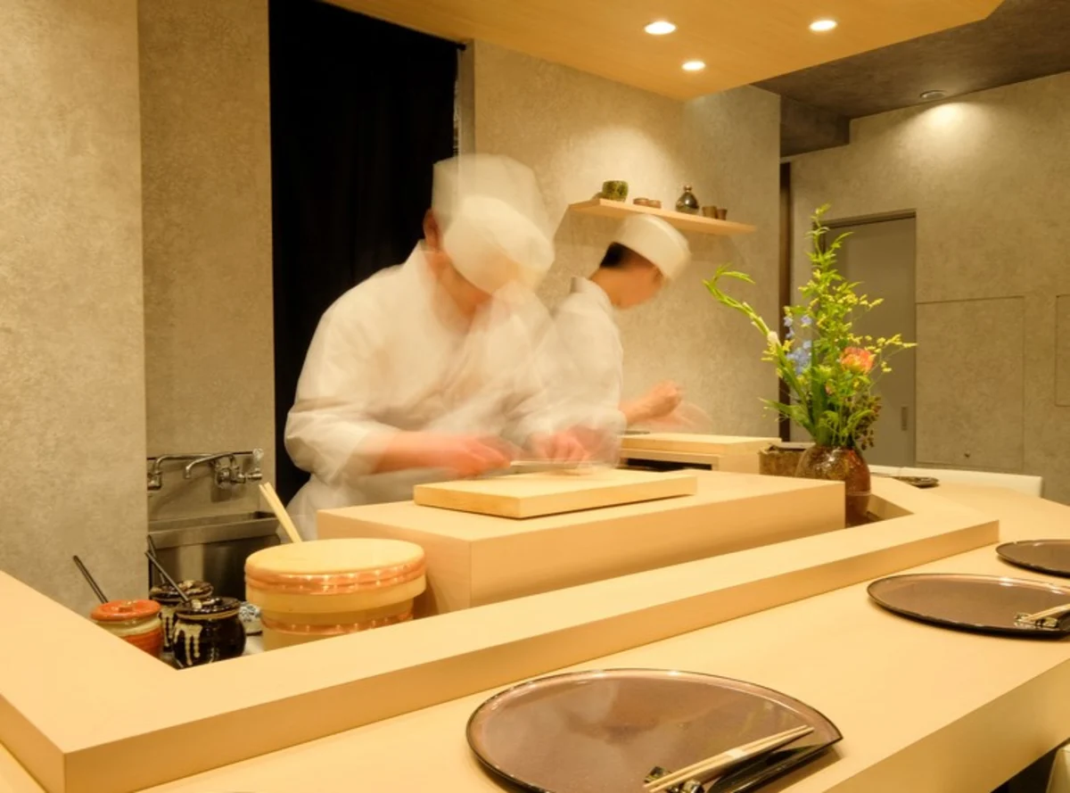 乾杯ドリンク付き!記念日を彩る至福の時間 | 上おまかせ鮨懐石【個室確約×ランチ・ディナー可★アニバーサリープラン】極上鮨と美酒で彩る、おまかせ握り懐石コース+乾杯ドリンク付き★梅田の大人の隠れ家で祝う特別な日
