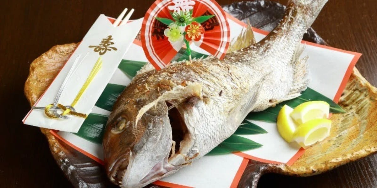 華やかな鯛の姿焼きでお祝いの席を彩る | 【個室確約 お食い初めプラン】★鯛の姿焼き含む彩り豊かな豪華会席全8品★大阪天満宮エリアの隠れ家割烹でお子様の成長をお祝い★思い出に残る様々な有料オプションもご用意！