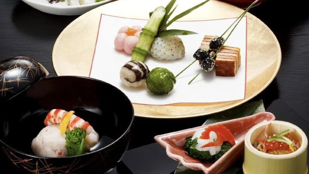 見た目も華やかな「特別お祝い加賀会席」で心温まるお食事を楽しむ | Anny限定！大きな窓付き個室無料★【個室確約×大人数のご長寿祝いプラン】旬の食材を使用したお祝い加賀会席★ ザ ロイヤルパークホテル アイコニック 東京汐留の25階にある日本料理店で心温まるお祝い